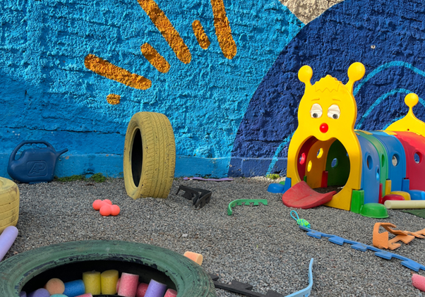 Um pátio de uma creche para cachorros.